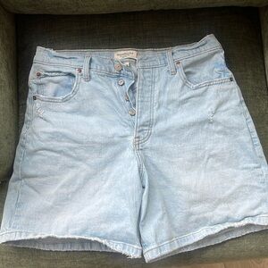 Abercrombie and Fitch Light Wash 7” Dad Shorts Size 31 curve love